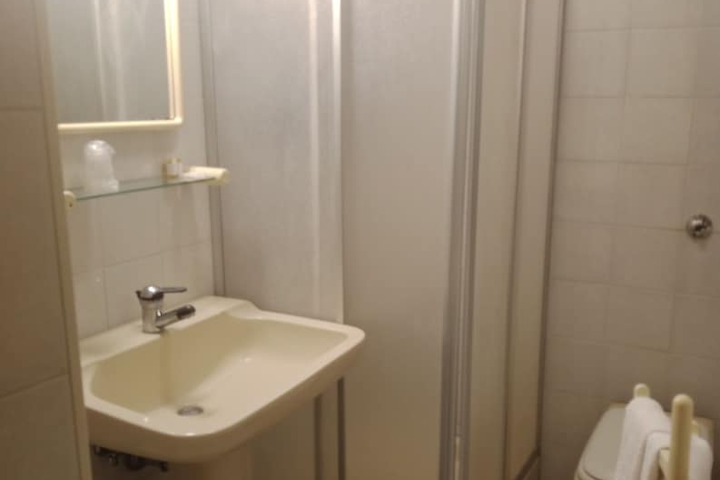 Room 8 of 16