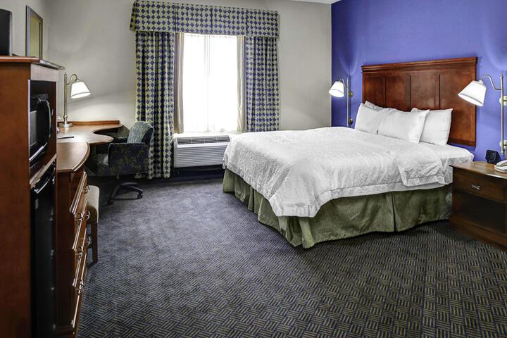 1 King Bed Study with Sofa Bed (6 of 7)