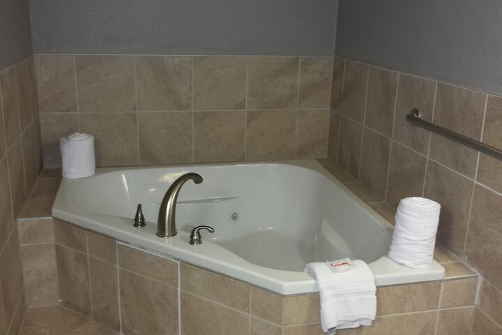 Jetted tub