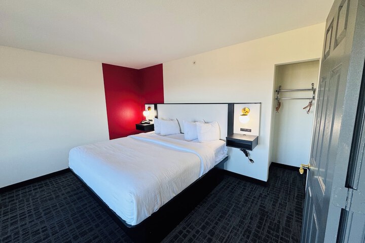 1 King Bed (4 of 30)
