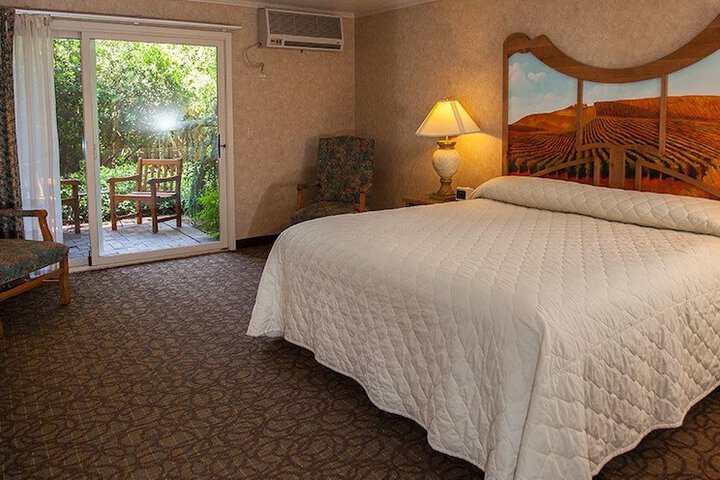 Classic Room 1 Queen Bed Poolside (9 of 10)