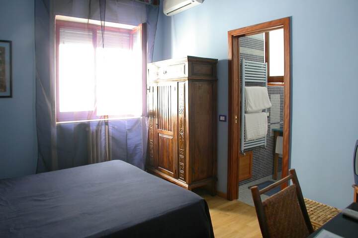 Room 4 of 16