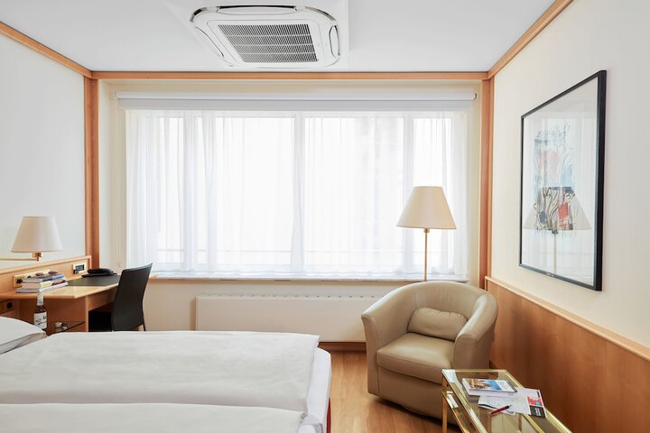 Room 6 of 34