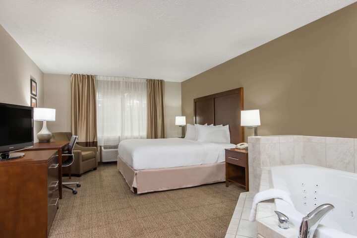 1 King Bed (13 of 13)