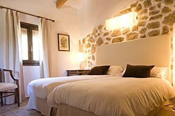 Room 5 of 12