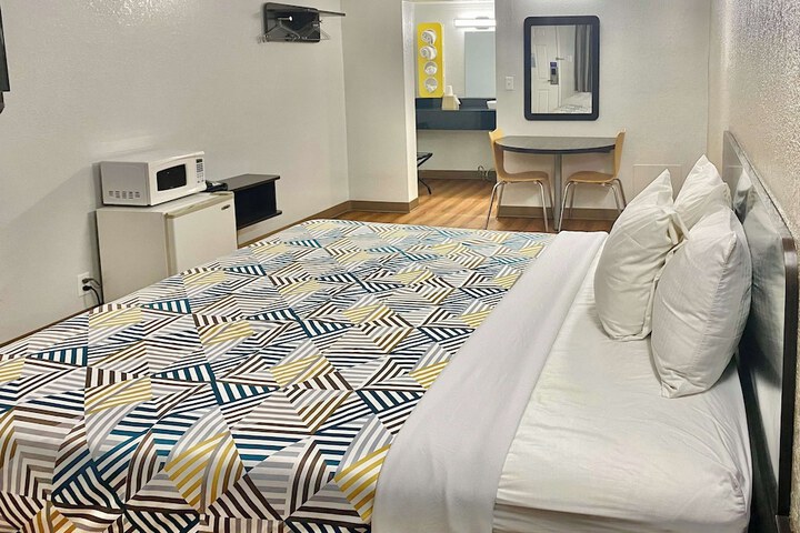 1 King Bed (8 of 8)