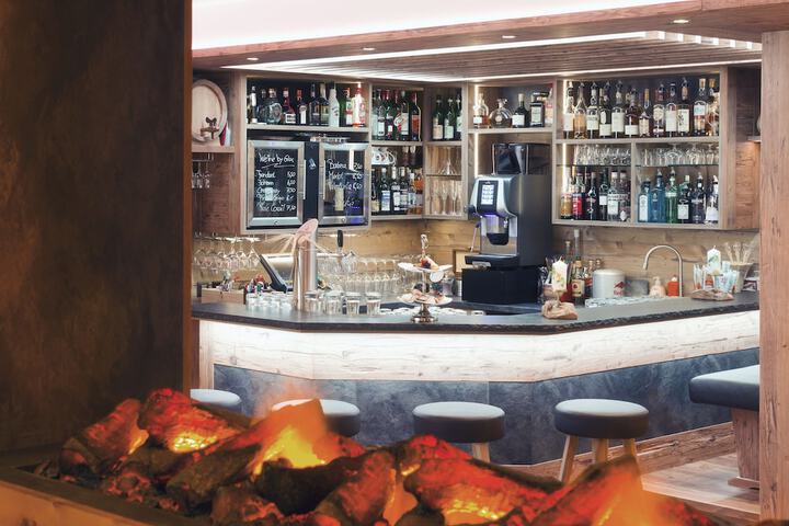 Lounge 104 of 117