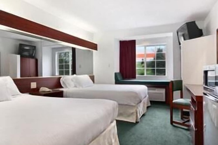 1 Queen Bed (6 of 20)