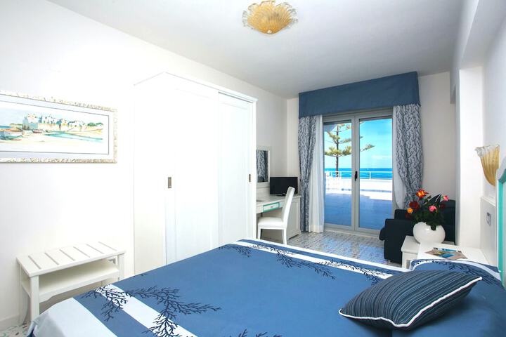 Room 6 of 71