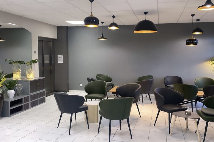 Lobby lounge