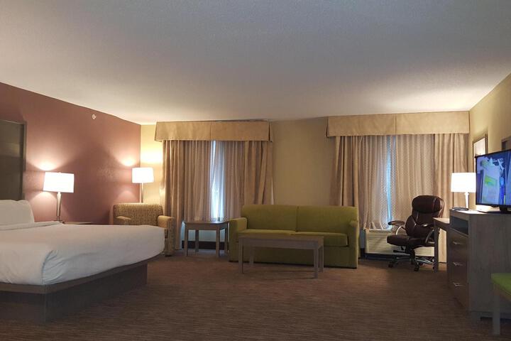 1 King Bed (2 of 6)
