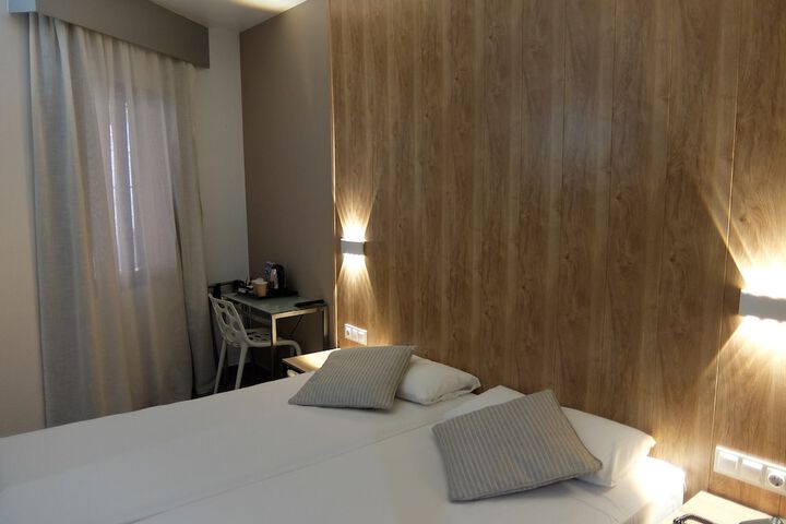 Room 4 of 18