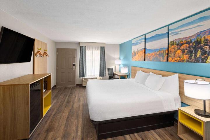 1 King Bed (8 of 24)