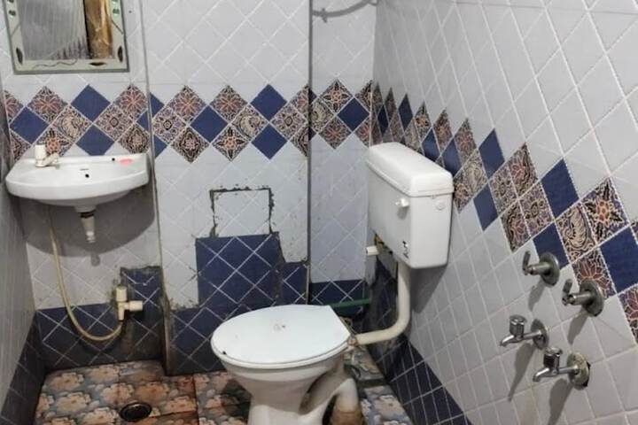Room 9 of 12