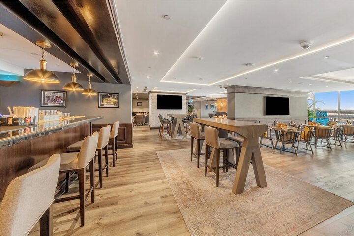 Lounge 172 of 260