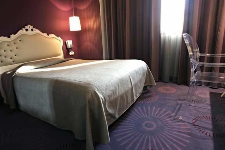 Room 9 of 19
