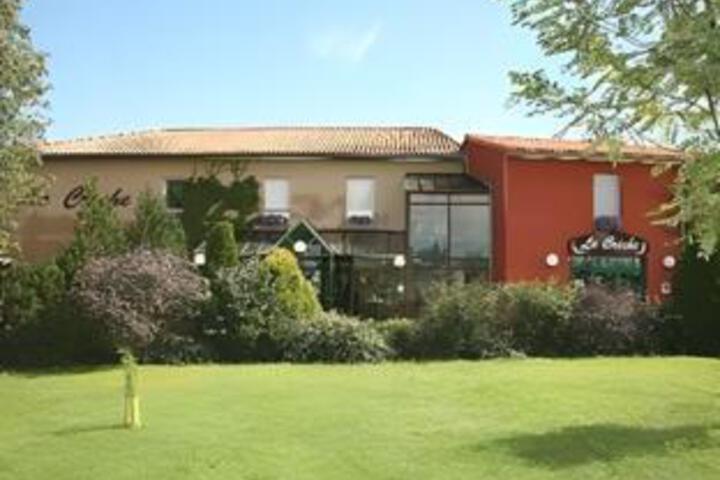 Hotel Restaurant La Creche et sa piscine interieure - Logis Hotels