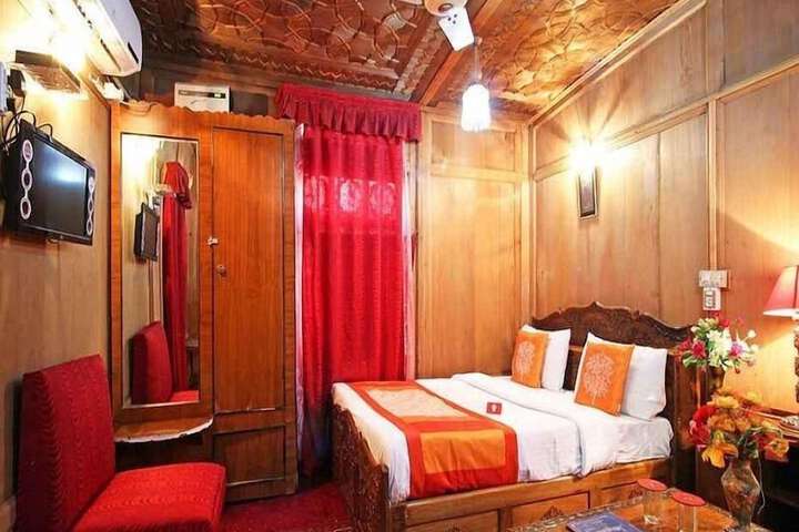 Calm Holiday Inn in Srinagar