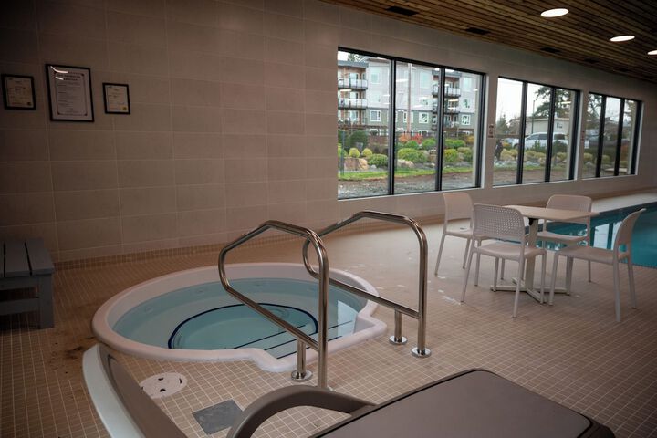 Indoor spa tub