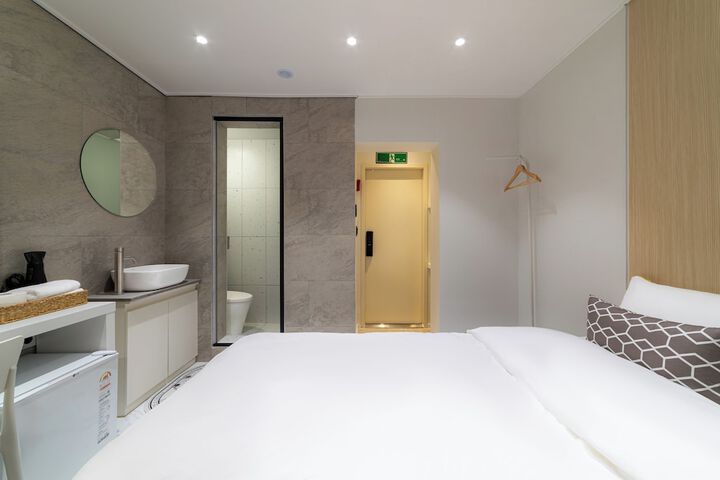 Room 7 of 84