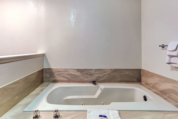 Hot Tub 17 of 27