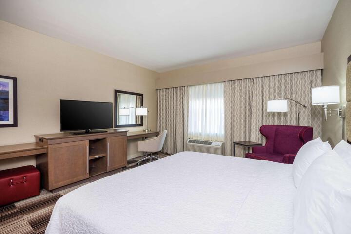 1 King Bed (10 of 12)