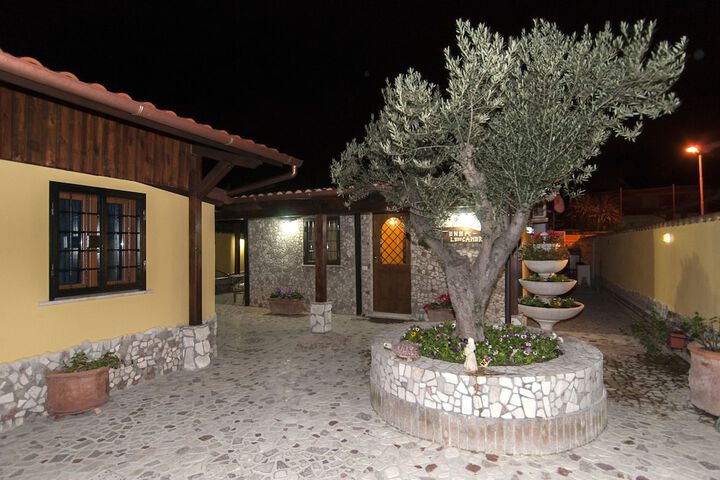 Hotel Exterior 40 of 41