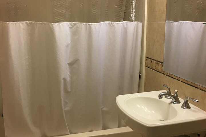 Room 140 of 221