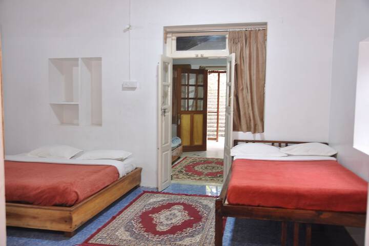 Room 8 of 122