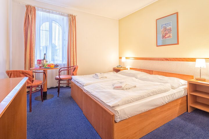 Room 6 of 19