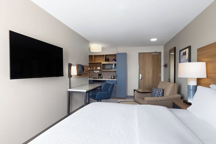 Studio King Bed Accessible (5 of 15)