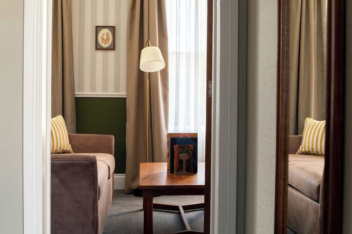 Room 83 of 190