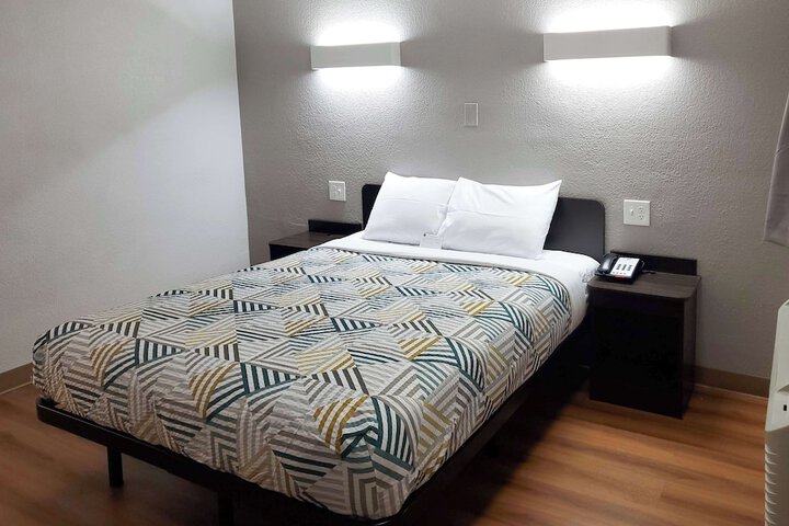 Room 4 of 18