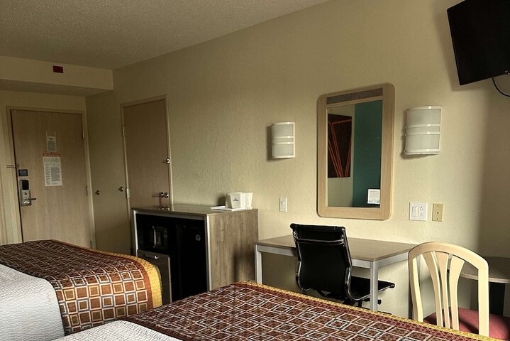2 Queen Beds (8 of 14)