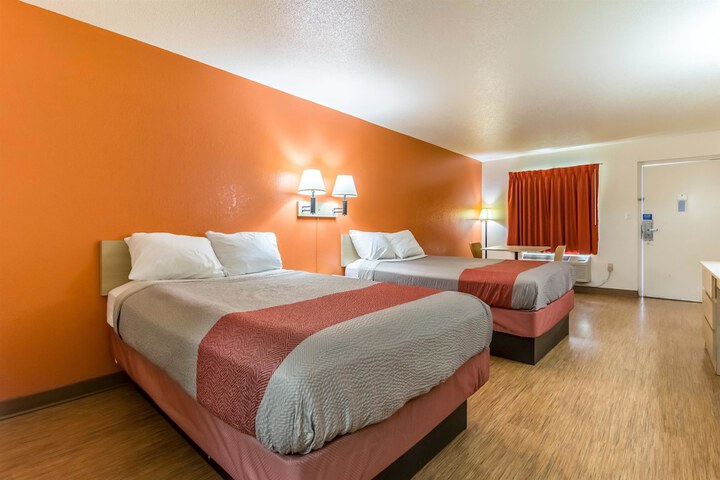 2 Double Beds (9 of 11)