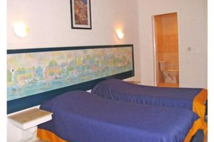 Room 8 of 33