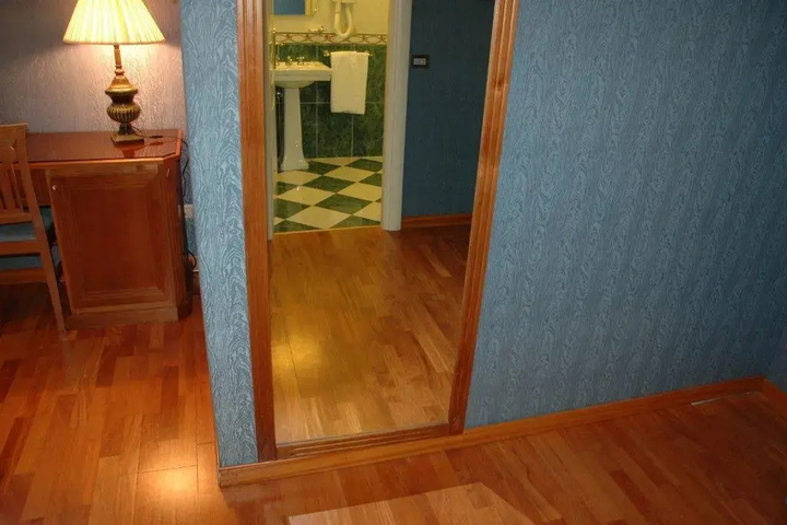 Room 6 of 8