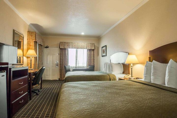 1 Queen Bed (16 of 19)