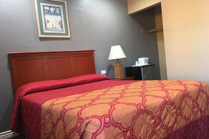 1 Queen Bed (4 of 15)