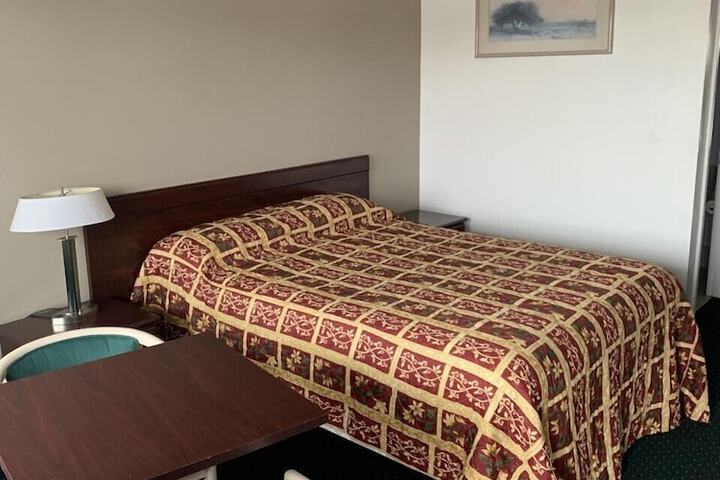 1 Queen Bed (3 of 3)