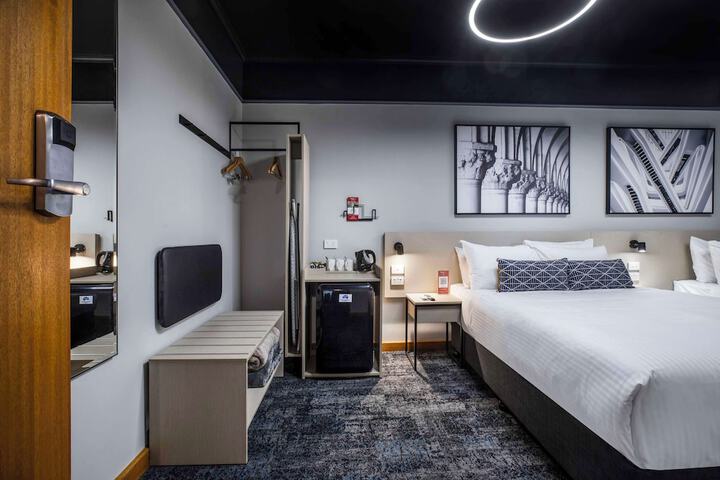Room 4 of 30