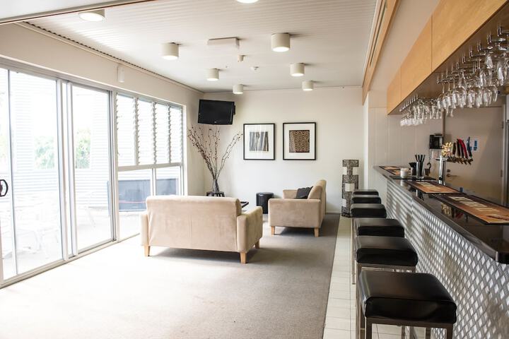 Lounge 29 of 39