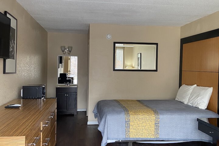 1 Queen Bed (11 of 19)