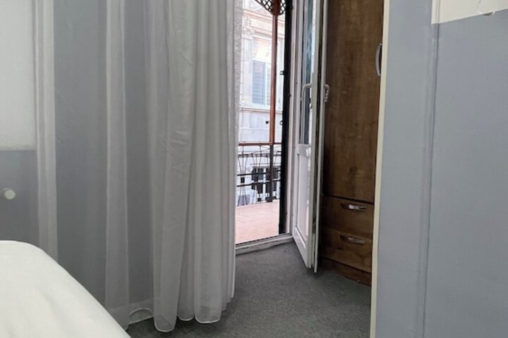 Room 9 of 27