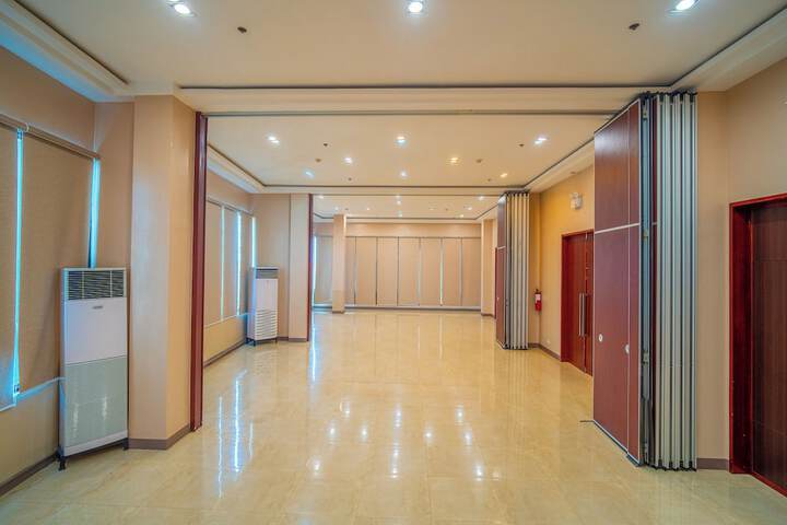 Ballroom/Hall 52 of 74