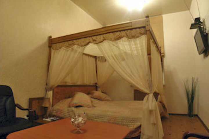 Room 8 of 13