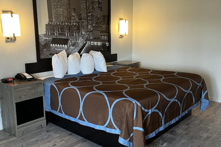 1 King Bed (2 of 19)