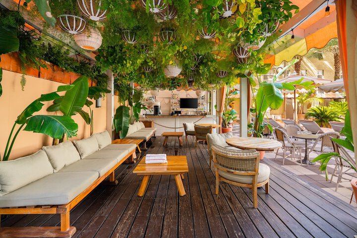 Poolside bar
