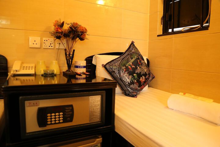 Room 8 of 32