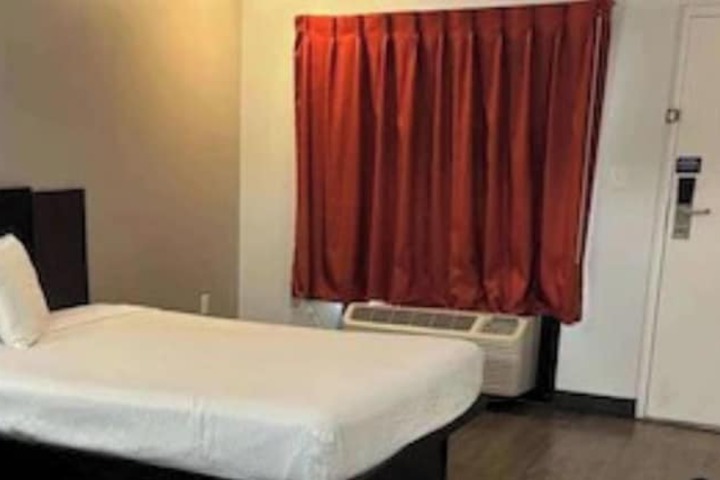 Room 8 of 16